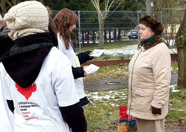 W rozpropa- gowaniu akcji w Koszalinie pomagali młodzi wolontariusze z Gimnazjum nr 11 