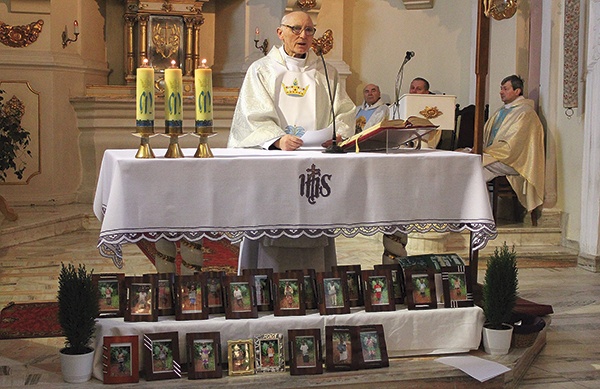  Ks. kan. Kazimierz Osiński zachęca swoich parafian do wspierania misjonarzy