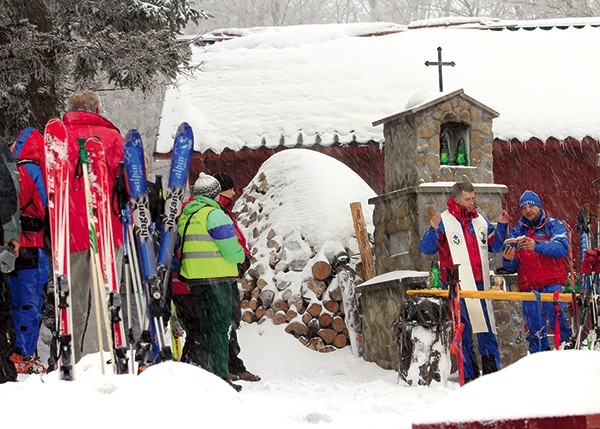  Polową Mszę świętą dla narciarzy sprawuje ks. Krzysztof Cojda
