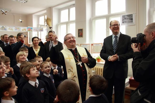 Metropolita arcybiskup Sałwoj Leszek Głódź poświęcił odnowiona siedzibę "Fregaty"