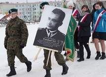  Na uroczystości zjawili się starsi i młodzież, aby oddać cześć gen. „Nilowi”