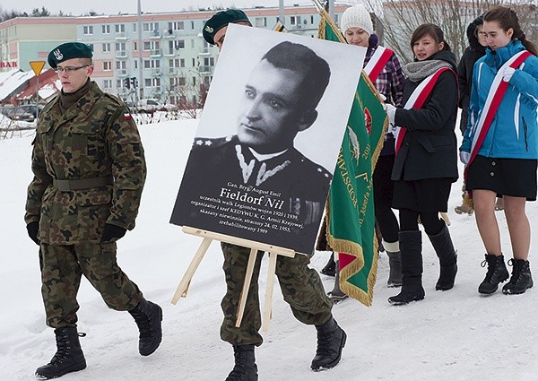  Na uroczystości zjawili się starsi i młodzież, aby oddać cześć gen. „Nilowi”