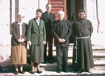  Kardynał Ratzinger podczas wizyty w klasztorze franciszkanów w Pereto. Po prawej brat Ananiel Białek, obecnie furtian klasztoru i zakrystian w kościele Niepokalanego Serca NMP w Zabrzu