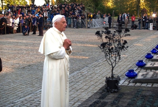 Benedykt XVI pod Pomnikiem Ofiar KL Auschwitz-Birkenau