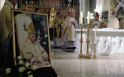 Portret umieszczony przed prezbiterium przypominał wizytę kard. Józefa Ratzingera w Radomiu