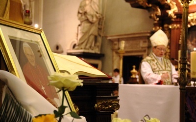 Krakowianie modlitwą pożegnali papieża