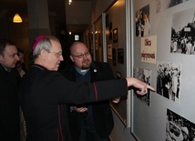 Wystawę fotografii ks. Jończyka z zainteresowaniem obejrzał bp Piotr Libera