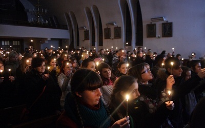 Oprócz krzyża, kryształki soli i zapalone świeczki są symbolami tegorocznych wielkopostnych czuwań dla młodzieży