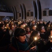 Oprócz krzyża, kryształki soli i zapalone świeczki są symbolami tegorocznych wielkopostnych czuwań dla młodzieży