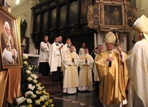 Już po liturgii arcybiskupi w zadumie zatrzymali się przed wizerunkiem papieża Benedykta XVI. Uroczystość zakończyła się kilka minut przed godz. 20