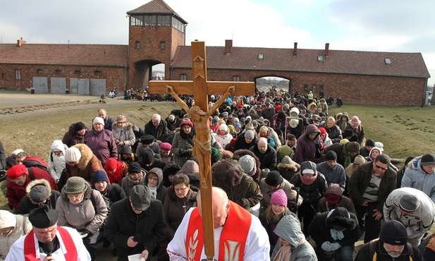 Droga Krzyżowa w Auschwitz