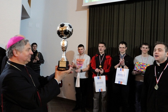Puchar zwycięskiej drużynie z Białegostoku wręczył bp Henryk Tomasik