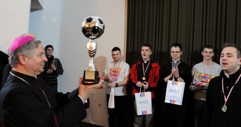 Puchar zwycięskiej drużynie z Białegostoku wręczył bp Henryk Tomasik