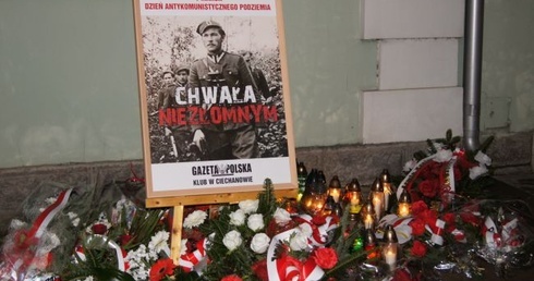 Przy dawnym więzieniu UB w Ciechanowie złożono kwiaty i zapalono znicze w hołdzie żołnierzom wyklętym