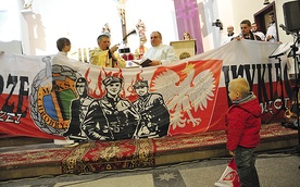  Kibice MZKS Chrobry Głogów przygotowali specjalną flagę, którą podczas Mszy św. poświęcił ks. Ludwik Obal. Będą jej używać podczas meczów