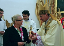  Relikwiarz odebrała Halina Węgrzyn, prezes Rodziny Szkół im. Jana Pawła II w naszej diecezji  