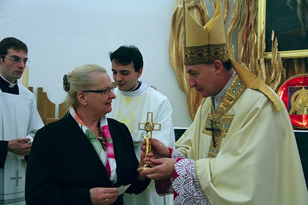  Relikwiarz odebrała Halina Węgrzyn, prezes Rodziny Szkół im. Jana Pawła II w naszej diecezji  