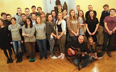  Grupa uczniów z Katolika w Ostródzie podczas rekolekcji w Domu Formacyjnym „Źródło Jakuba”