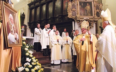  Ze wzruszeniem i zadumą zatrzymali się przed portretem Benedykta XVI metropolita i arcybiskup senior. Jeszcze długo po uroczystości gromadzili się przed nim rozmodleni wierni