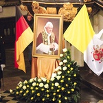 W nawie głównej wyeksponowano portret papieża 