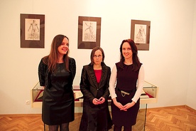  Autorki wystawy „Alchemicy, medycy, uczeni”: dr Maria Otto (w środku), Agnieszka Kubiak (po prawej) i Zofia Tatarek  