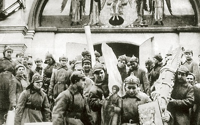 Żołnierze Armii Czerwonej ograbiający Monaster Simonowski w Moskwie