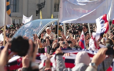 27.02.2013. Godz. 10.30. Ostatnia audiencja generalna Benedykta XVI zgromadziła 150 tys. ludzi 