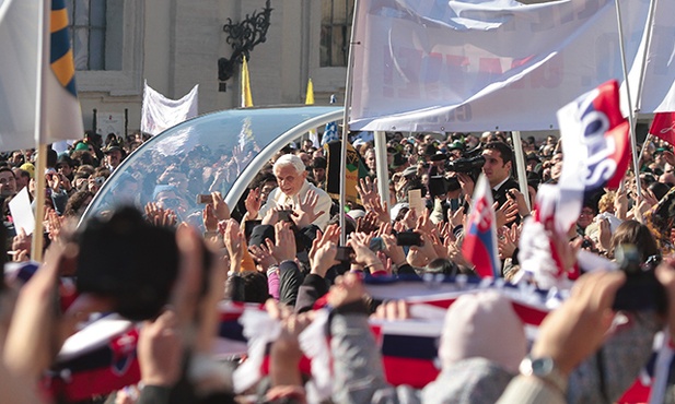 27.02.2013. Godz. 10.30. Ostatnia audiencja generalna Benedykta XVI zgromadziła 150 tys. ludzi 