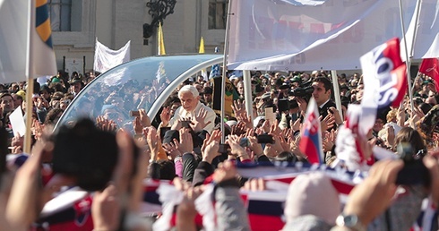 27.02.2013. Godz. 10.30. Ostatnia audiencja generalna Benedykta XVI zgromadziła 150 tys. ludzi 
