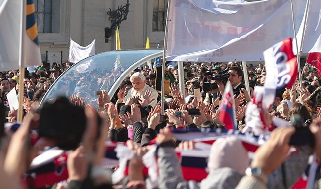 27.02.2013. Godz. 10.30. Ostatnia audiencja generalna Benedykta XVI zgromadziła 150 tys. ludzi 