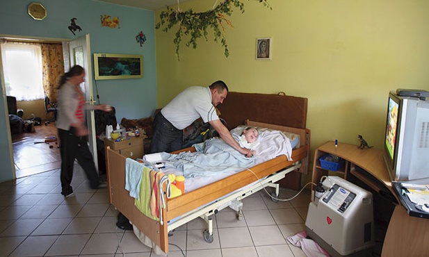 Pawełek jest karmiony dojelitowo. Jego oddychanie wspomaga tlenoterapia. To wszystko pochłania ogromne koszty 