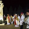  Figura św. Kazimierza mierzy trzy metry wysokości. Została wykonana z białego kamienia