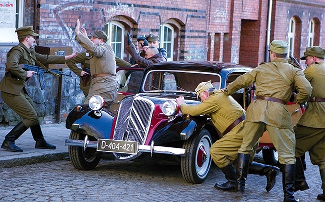 W inscenizacji pojawił się zabytkowy Citroen BL 11 – auta tego typu były na wyposażeniu Urzędu Bezpieczeństwa – i radziecki motocykl z koszem