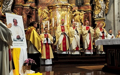  Kilkakrotnie wybrzmiały słowa o smutku z powodu odejścia papieża, niemniej powodów  do dziękowania było znacznie więcej