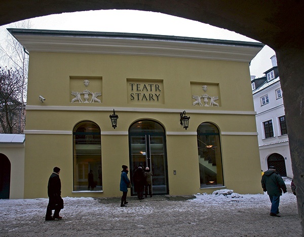 Ulica Dominikańska,  przy której znajduje się wejście do teatru, to jedno z ładniejszych miejsc na lubelskim  Starym Mieście 