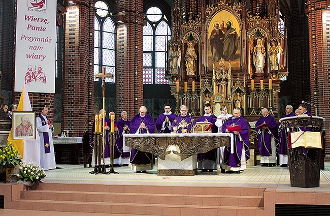  Modlitwie w katedrze przewodzili biskupi Jan Kopiec, Gerard Kusz i Jan Wieczorek