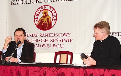  Krzysztof Ziemiec i ks. dr Mariusz Kozłowski w przyjacielskiej rozmowie