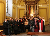  Część uczestników nowenny odprawianej u dominikanów ustawiła się na koniec do pamiątkowego zdjęcia 