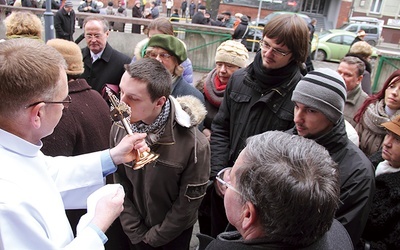  Przed wejściem do świątyni wiele osób uczciło szczątki św. Jacka