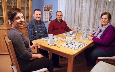 Prowadzący Kurs małżeński (od lewej) Eryka i Gerard Przybyłowie oraz Jerzy i Antonina Skrzidlo 