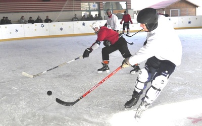 Grając w hokeja, nawet amatorsko, nie można zapominać o ochraniaczach i kasku