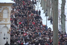 W drogach krzyżowych na wejherowskiej Kalwarii uczestniczą tysiące wiernych