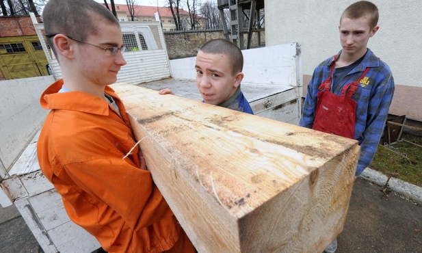 Młodzież odbuduje krzyż