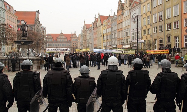 Policja odgrodziła manifestujących 