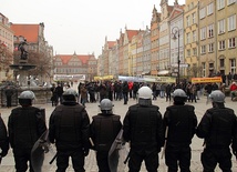 Policja odgrodziła manifestujących 