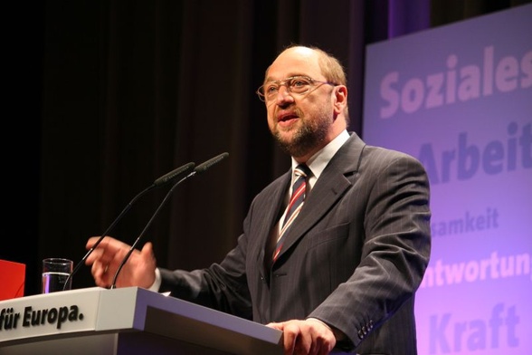 Sondaż: Schulz zmniejsza dystans do Merkel