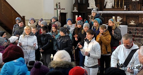 Zespół "Testimonium" z Rybnika modlił się i śpiewał z najmłodszymi z parafii bł. Jana Pawła II w Pułtusku