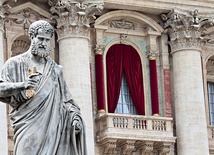 Figura św. Piotra przed fasadą  bazyliki watykańskiej