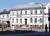  Siedziba Caritas przy ul. Sienkiewicza 54, w której mieszczą się hospicjum, centrum charytatywno-opiekuńcze,  dom dla pacjentów z chorobą Alzheimera i warsztaty terapii zajęciowej