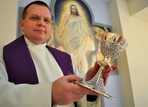  Ks. Krzysztof Błaszczak, kapelan szpitala na płockich Winiarach, pokazuje kielich – dar od papieża Benedykta XVI dla kaplicy św. o. Pio 